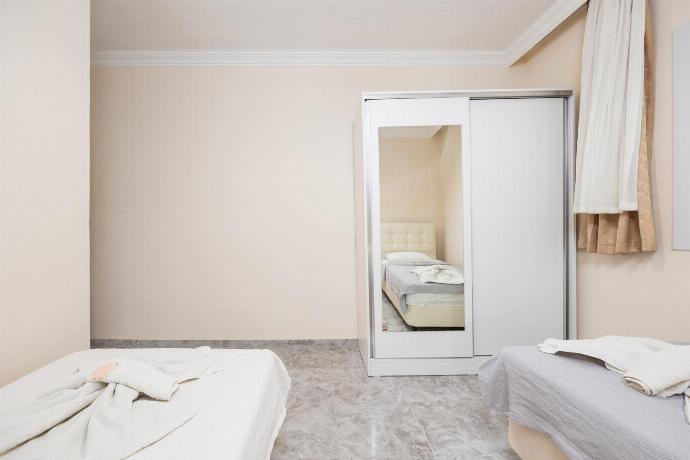 Twin bedroom with en suite bathroom and A/C . - Villa Bliss . (Photo Gallery) }}