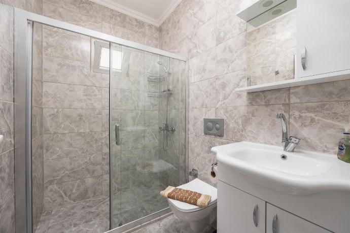 En suite bathroom with shower . - Villa Bliss . (Photo Gallery) }}