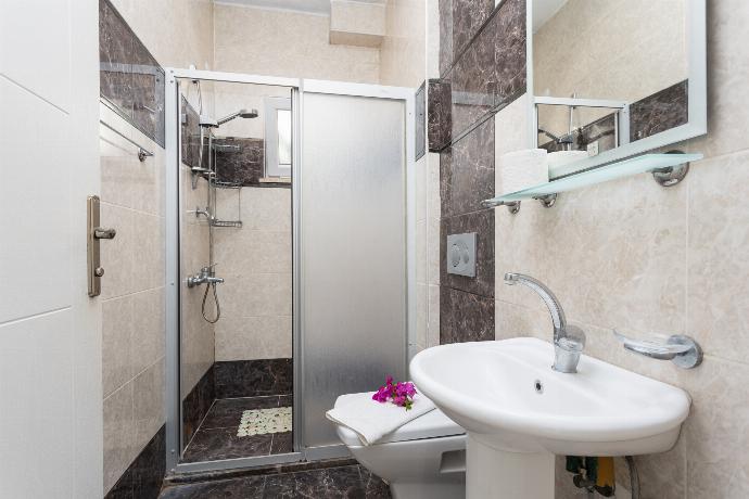 Family bathroom with shower . - Villa Casa Mia . (Photo Gallery) }}