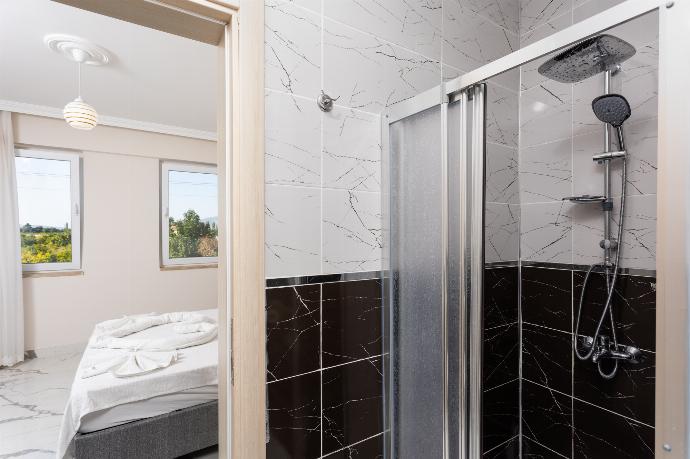 En suite bathroom with shower . - Villa Azalea 2 . (Photo Gallery) }}