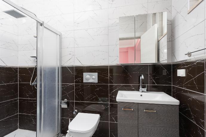 En suite bathroom with shower . - Villa Sasha 2 . (Photo Gallery) }}