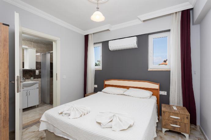 Double bedroom with en suite bathroom and A/C . - Villa Ada 1	 . (Photo Gallery) }}