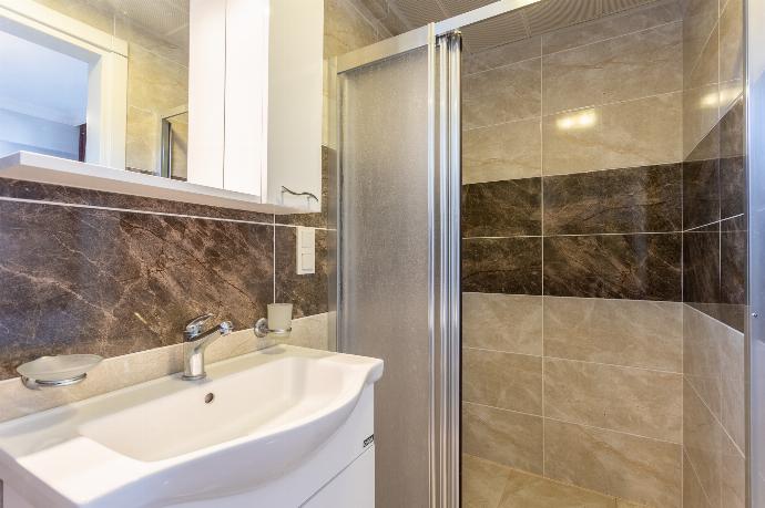 En suite bathroom with shower . - Villa Ada 1	 . (Photo Gallery) }}