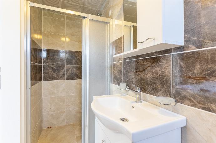 En suite bathroom with shower . - Villa Ada 1	 . (Photo Gallery) }}