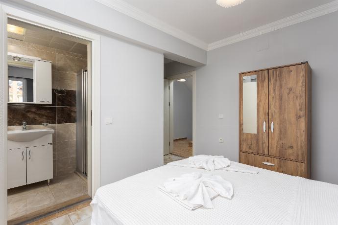 Double bedroom with en suite bathroom and A/C . - Villa Ada 1	 . (Photo Gallery) }}