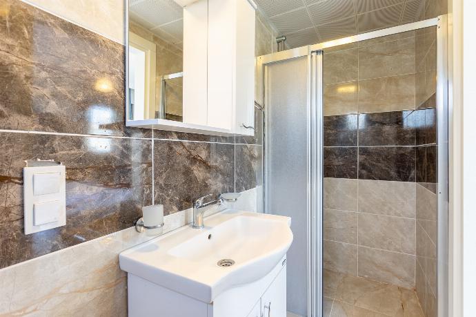 En suite bathroom with shower . - Villa Ada 1	 . (Photo Gallery) }}