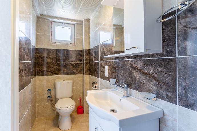 En suite bathroom with shower . - Villa Ada 1	 . (Photo Gallery) }}