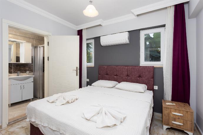 Double bedroom with en suite bathroom and A/C . - Villa Ada 1	 . (Photo Gallery) }}