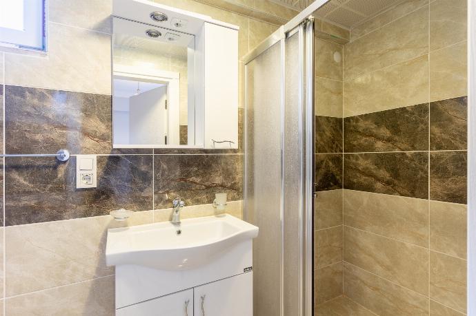 En suite bathroom with shower . - Villa Ada 1	 . (Photo Gallery) }}