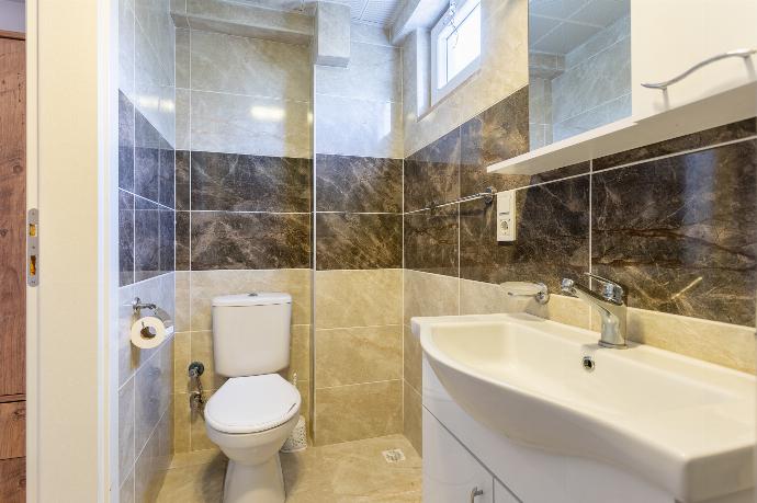 En suite bathroom with shower . - Villa Ada 1	 . (Photo Gallery) }}