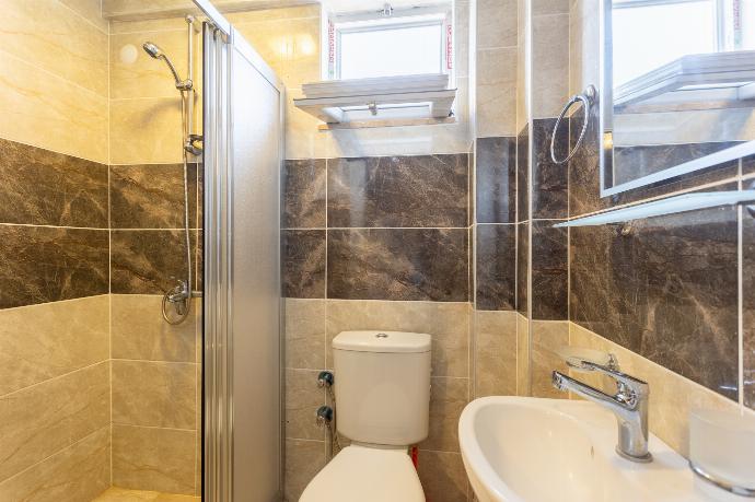 En suite bathroom with shower . - Villa Ada 1	 . (Photo Gallery) }}