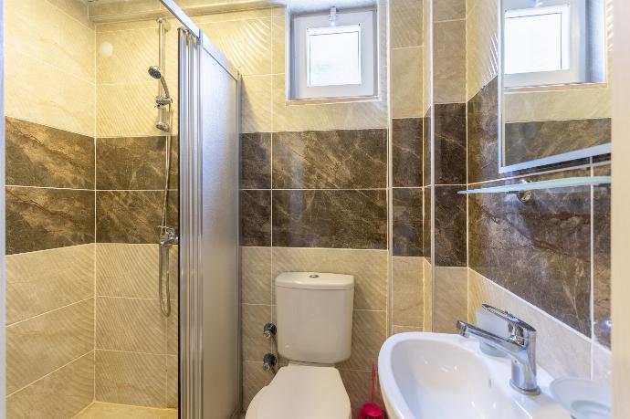 En suite bathroom with shower . - Villa Ada 1	 . (Photo Gallery) }}