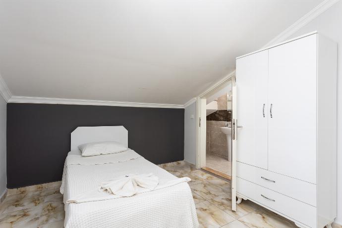 Twin bedroom with en suite bathroom and A/C . - Villa Ada 1	 . (Photo Gallery) }}