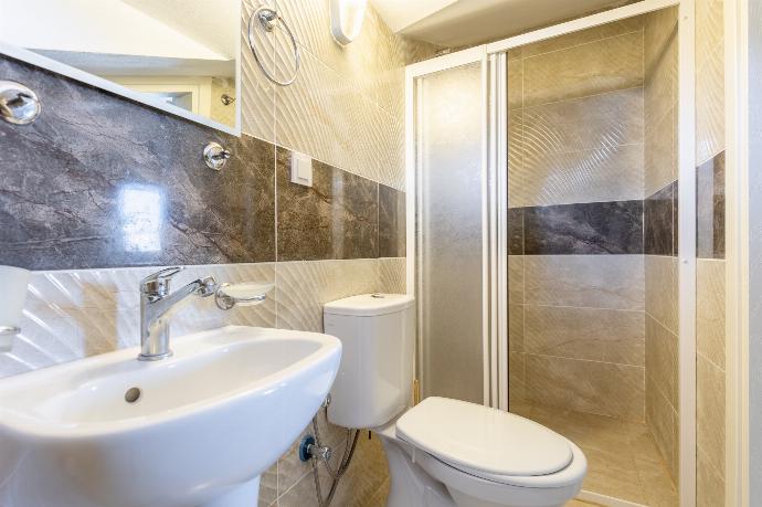 En suite bathroom with shower . - Villa Ada 1	 . (Photo Gallery) }}