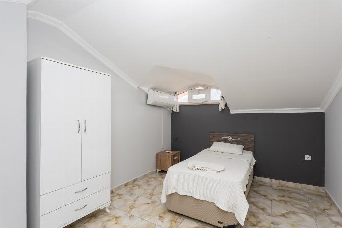 Twin bedroom with en suite bathroom and A/C . - Villa Ada 1	 . (Photo Gallery) }}