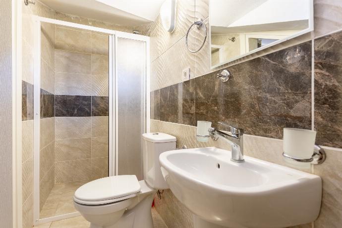 En suite bathroom with shower . - Villa Ada 1	 . (Photo Gallery) }}