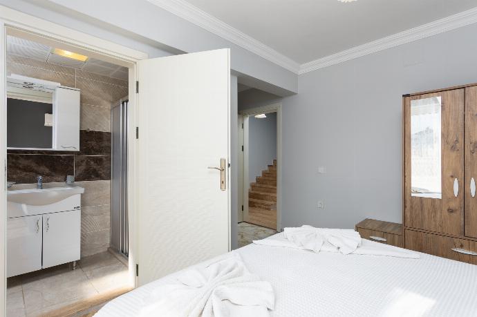 Double bedroom with en suite bathroom and A/C . - Villa Ada 2 . (Photo Gallery) }}