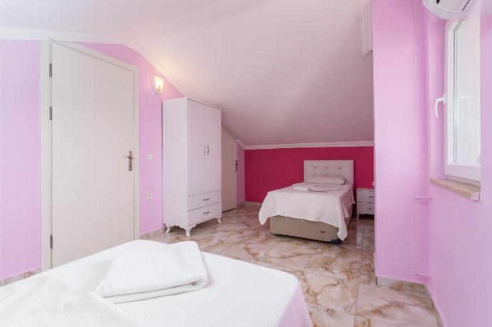 Twin bedroom with en suite bathroom and A/C . - Villa Ada 2 . (Photo Gallery) }}