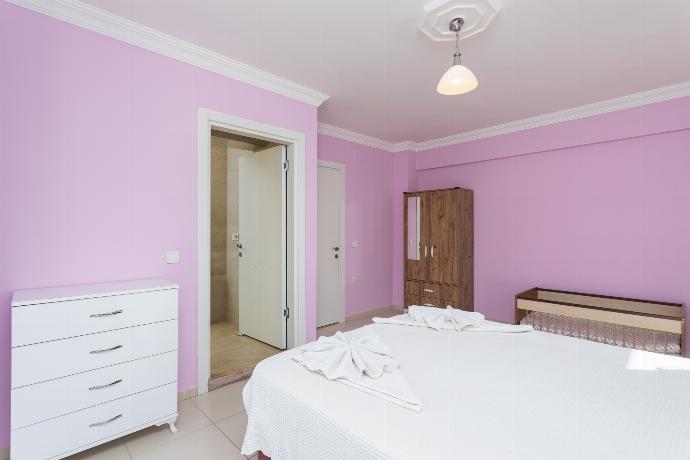 Double bedroom with en suite bathroom and A/C . - Villa Kaya 2 . (Photo Gallery) }}