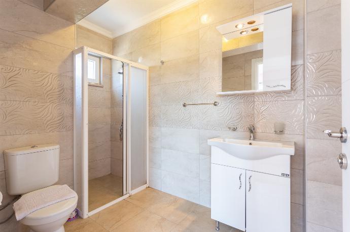 En suite bathroom with shower . - Villa Kaya 2 . (Photo Gallery) }}