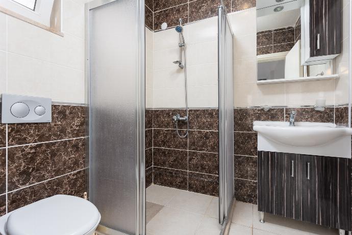 En suite bathroom with shower . - Villa Magnolia . (Photo Gallery) }}