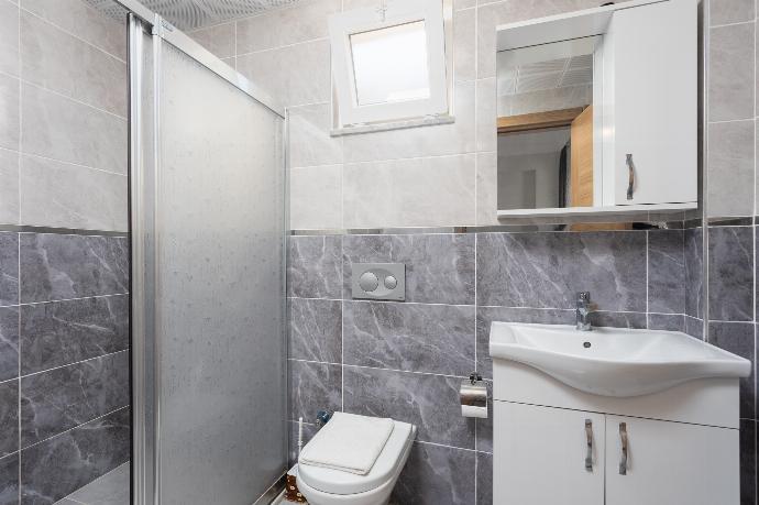 En suite bathroom with shower . - Villa Mazoya . (Photo Gallery) }}