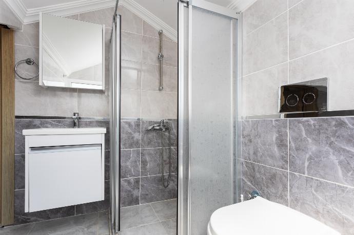 En suite bathroom with shower . - Villa Mazoya . (Photo Gallery) }}