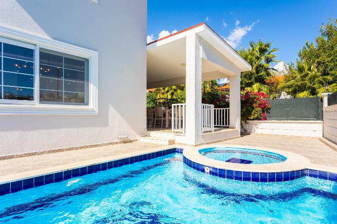 Private pool and terrace . - Villa Capital . (Fotogalerie) }}