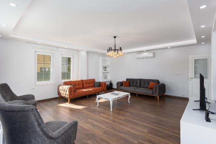 Open-plan living room with sofas, dining area, kitchen, A/C, WiFi internet, and satellite TV . - Villa Capital . (Galería de imágenes) }}