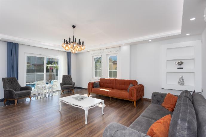 Open-plan living room with sofas, dining area, kitchen, A/C, WiFi internet, and satellite TV . - Villa Capital . (Galerie de photos) }}