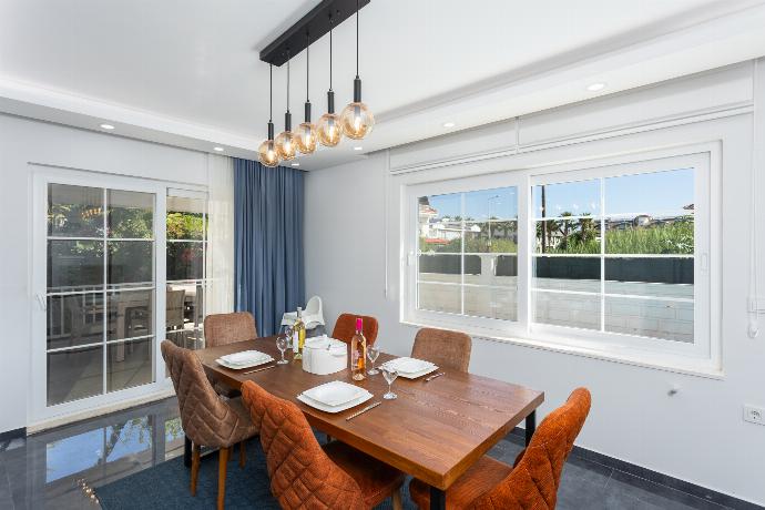 Open-plan living room with sofas, dining area, kitchen, A/C, WiFi internet, and satellite TV . - Villa Capital . (Galerie de photos) }}