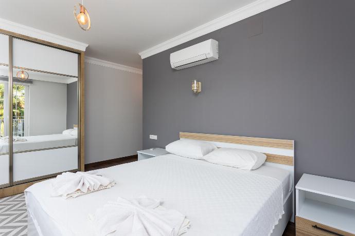 Double bedroom with en suite bathroom and A/C . - Villa Capital . (Fotogalerie) }}