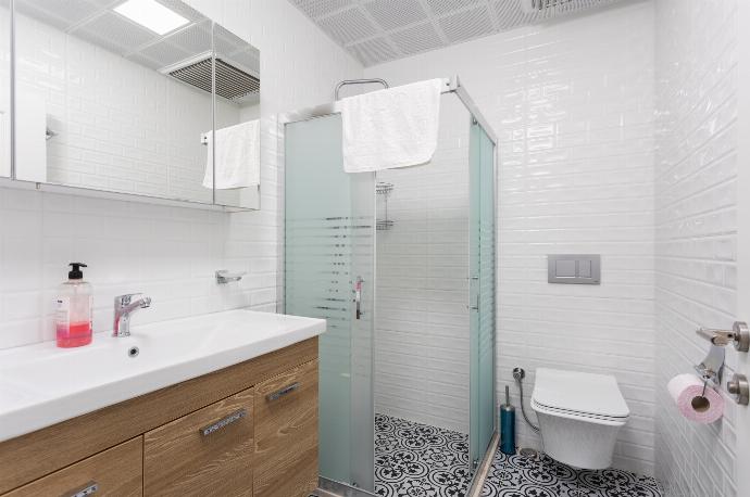 En suite bathroom with shower . - Villa Capital . (Fotogalerie) }}