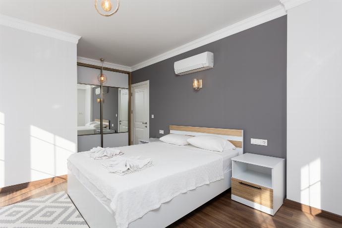 Double bedroom with en suite bathroom and A/C . - Villa Capital . (Галерея фотографий) }}