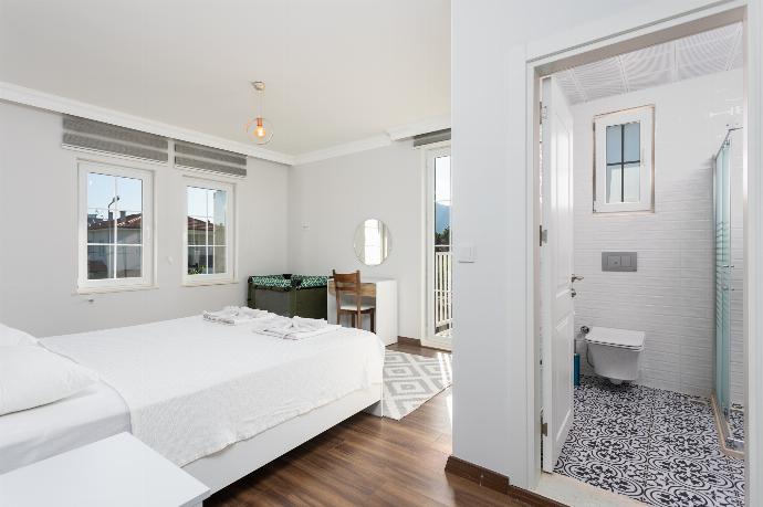 Double bedroom with en suite bathroom and A/C . - Villa Capital . (Galerie de photos) }}