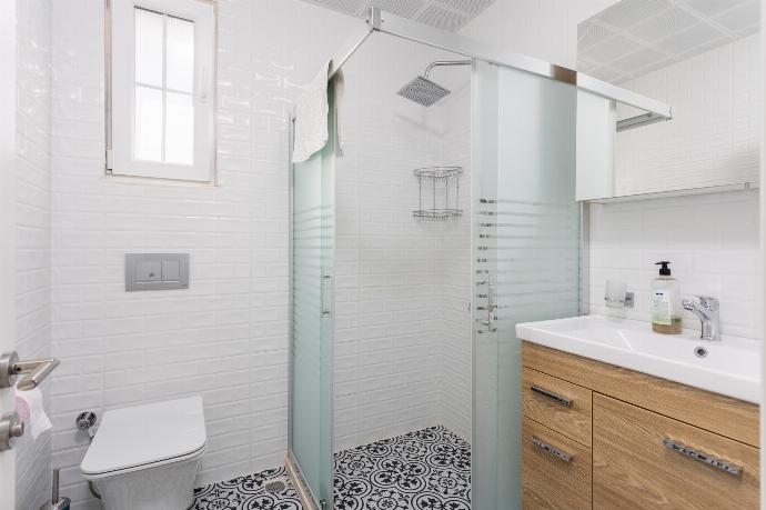 En suite bathroom with shower . - Villa Capital . (Photo Gallery) }}