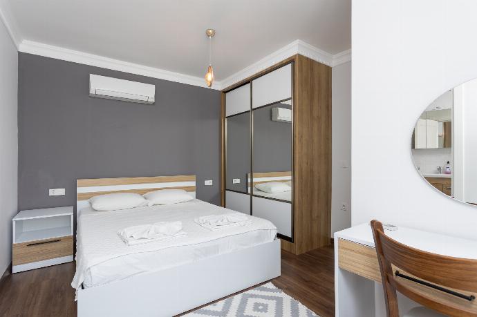 Double bedroom with en suite bathroom and A/C . - Villa Capital . (Галерея фотографий) }}