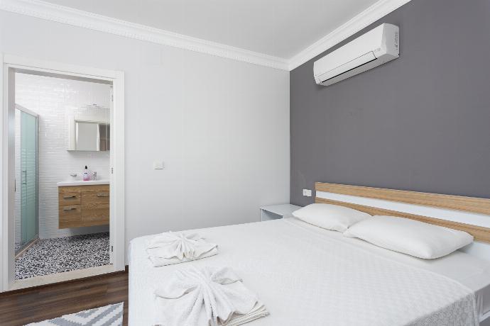 Double bedroom with en suite bathroom and A/C . - Villa Capital . (Galerie de photos) }}