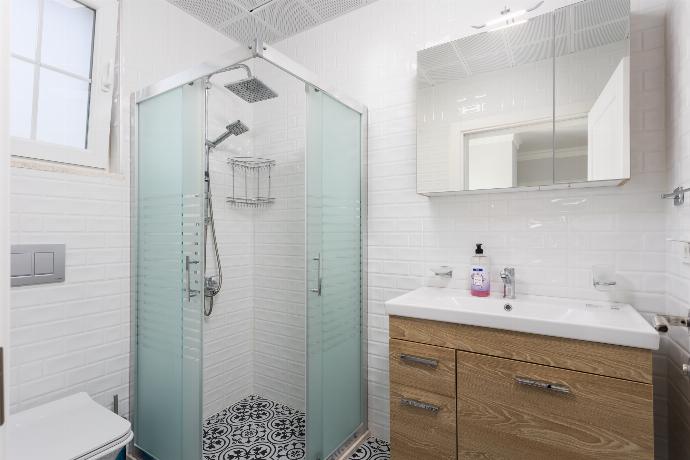 En suite bathroom with shower . - Villa Capital . (Galerie de photos) }}