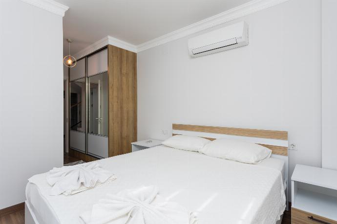 Double bedroom with en suite bathroom and A/C . - Villa Capital . (Photo Gallery) }}