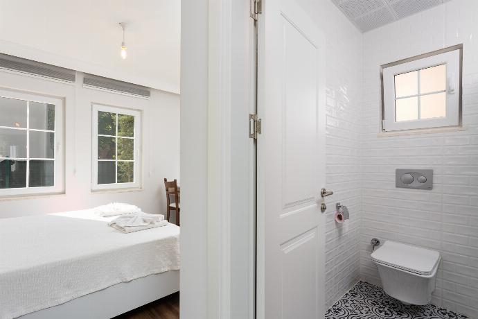 Double bedroom with en suite bathroom and A/C . - Villa Capital . (Galerie de photos) }}