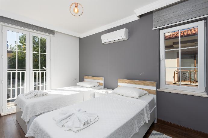 Twin bedroom with en suite bathroom and A/C . - Villa Capital . (Galleria fotografica) }}