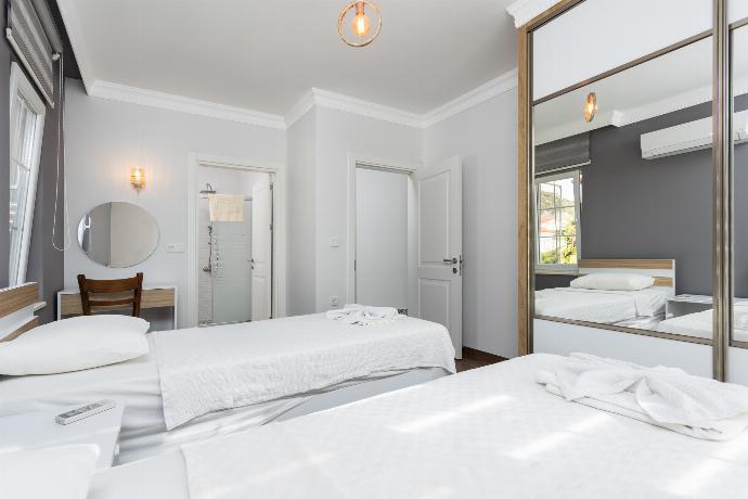 Twin bedroom with en suite bathroom and A/C . - Villa Capital . (Photo Gallery) }}