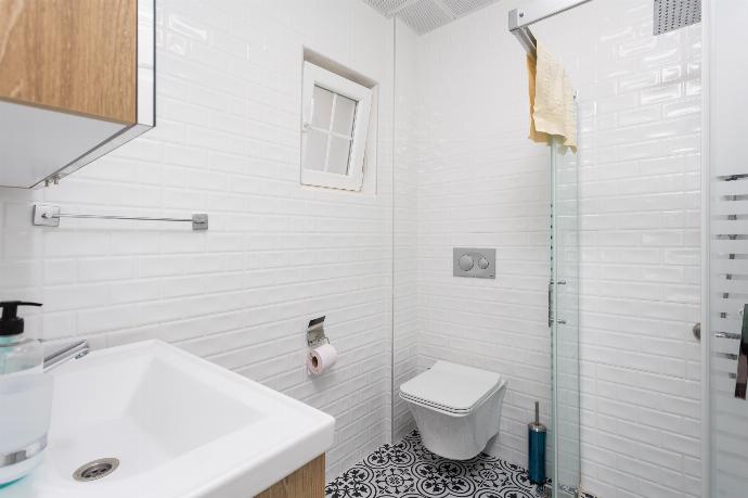 En suite bathroom with shower . - Villa Capital . (Photo Gallery) }}