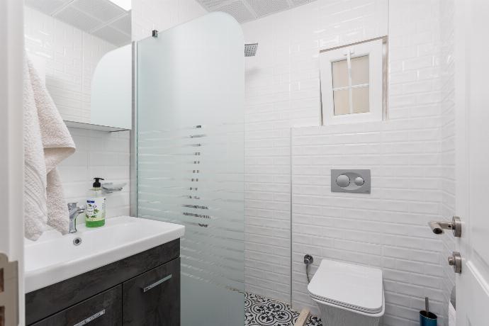 Family bathroom with shower . - Villa Capital . (Galería de imágenes) }}