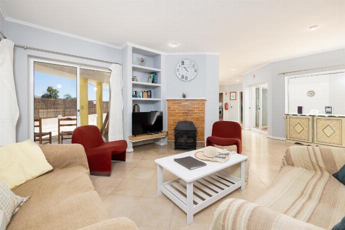 Living room with sofas, dining area, ornamental fireplace, WiFi internet, and satellite TV . - Villa Brejos . (Galleria fotografica) }}