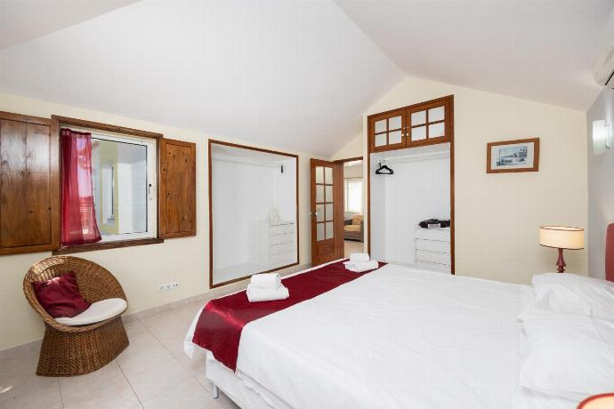 Double bedroom with A/C . - Villa Brejos . (Fotogalerie) }}