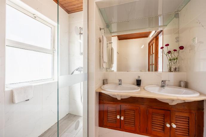 Family bathroom with shower . - Villa Brejos . (Galerie de photos) }}