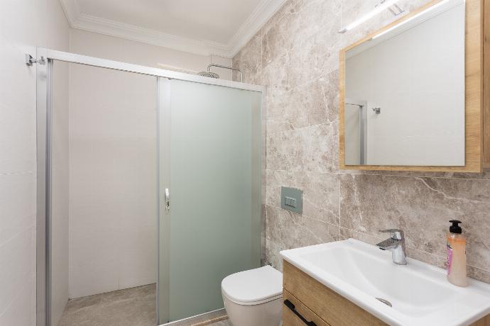 En suite bathroom with shower . - Villa Daisy . (Photo Gallery) }}