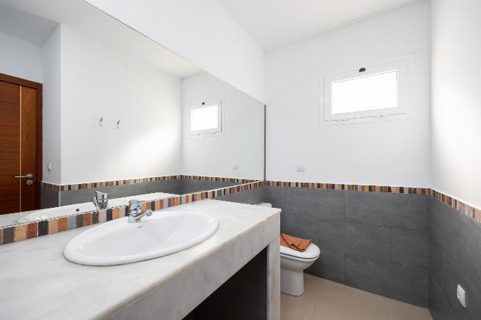 En suite bathroom with shower . - Villa Aurora . (Photo Gallery) }}